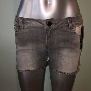 Raw edge denim stretch short